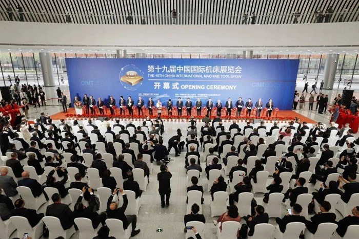 柔性智造 領(lǐng)航未來(lái)|巨能機(jī)器人CIMT2025首日盛況直擊！